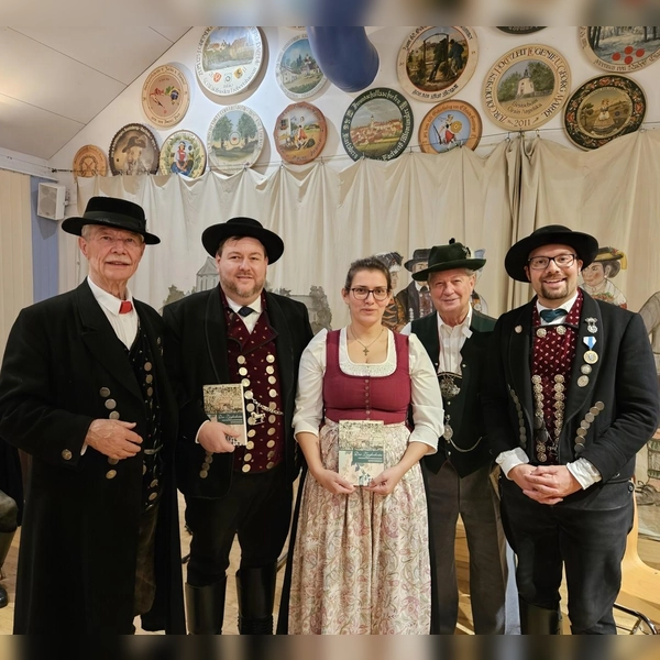 Markus Erhorn (r.) und Dr. Edgar Forster (l.) bedankte sich im Namen der Ampertaler bei den Vertretern des Isargaus: Markus Hagn, Helga Müller und Wolfgang Gensberger. (Foto: D'Ampertaler)