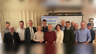 Die neu- beziehungsweise wiedergewählte Vorstandschaft mit MdL Bernhard Seidenath und Stephanie Burgmaier (4. und 5. von li) und Vorstand Erich Oßwald (6. von li). (Foto: CSU Bergkirchen)