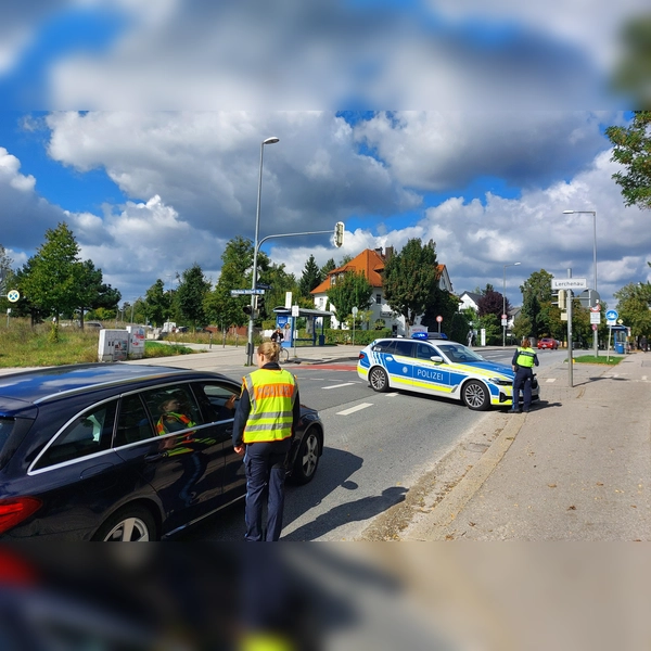 Die Polizei sperrte den Bereich um die Glockenblumenstraße in der Lerchenau weiträumig ab. Dort war es zu dem tödlichen Angriff gekommen, der auch für das Oktoberfest Konsequenzen hatte.  (Foto: bas)