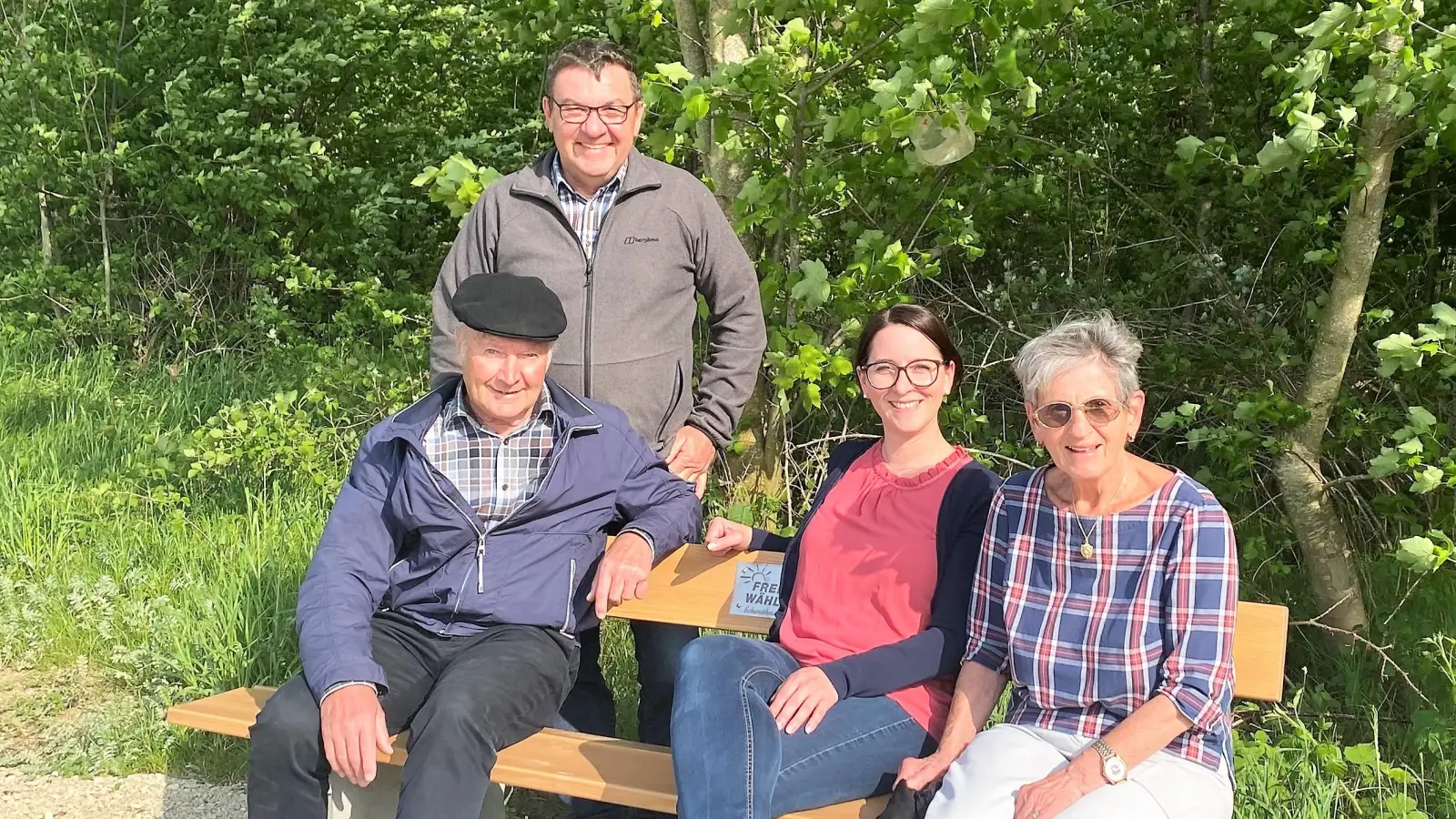 Auf einer neuen Bank (von li) Max Patzelt (Vorsitzender FWS), Schreiner Georg Sonnenberger, Gemeinderätin Martina Purkhardt und eine ruhende Spaziergängerin. (Foto: FWS)