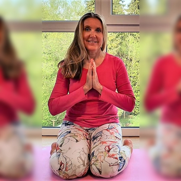 Moni Mayer lädt ein: Yoga zu Gunsten bedürftiger Senioren. (Foto: privat)