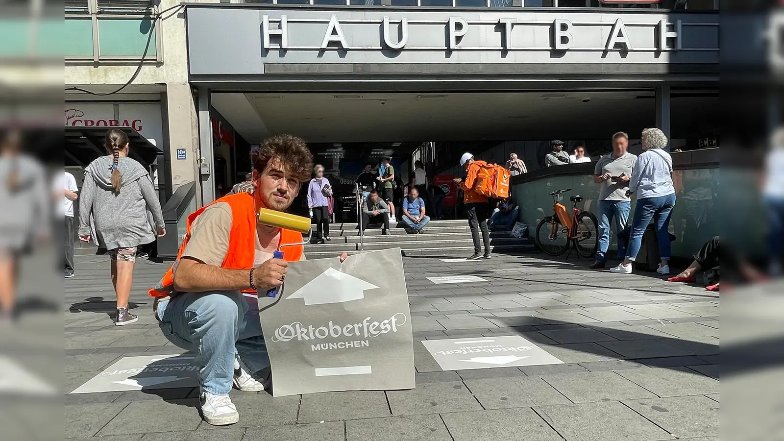 Mit mehr als 100 Folien wurde der &quot;Wiesn-Weg&quot; markiert. (Foto: Isarnauten)
