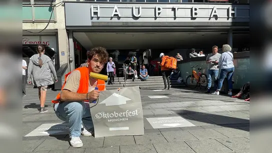Mit mehr als 100 Folien wurde der &quot;Wiesn-Weg&quot; markiert. (Foto: Isarnauten)