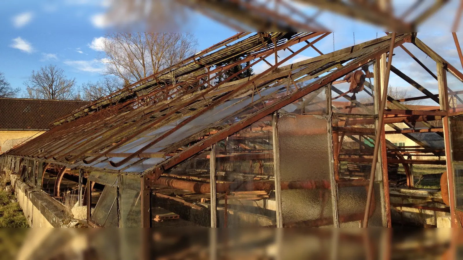 DIe 1939 von der SS gegründete” Deutsche Versuchsanstalt für Ernährung und Verpflegung” wurde von den Gefangenen im KZ Dachau, die dort arbeiten mussten, als „Kräutergarten“ bzw. als „Plantage“ bezeichnet. Das Forschungsinstitut, das Verwaltungsgebäude, das Bienenhaus und drei der Gewächshäuser sowie einige Frühbeete sind noch im heutigen Gewerbegebiet vorhanden, aber in einem beklagenswerten Zustand. Am Sonntag, 14.9., werden jeweils 90-minütige Führungen um 9, 11.30 und 14 Uhr angeboten. (Foto: Zum Beispiel Dachau e.V.)
