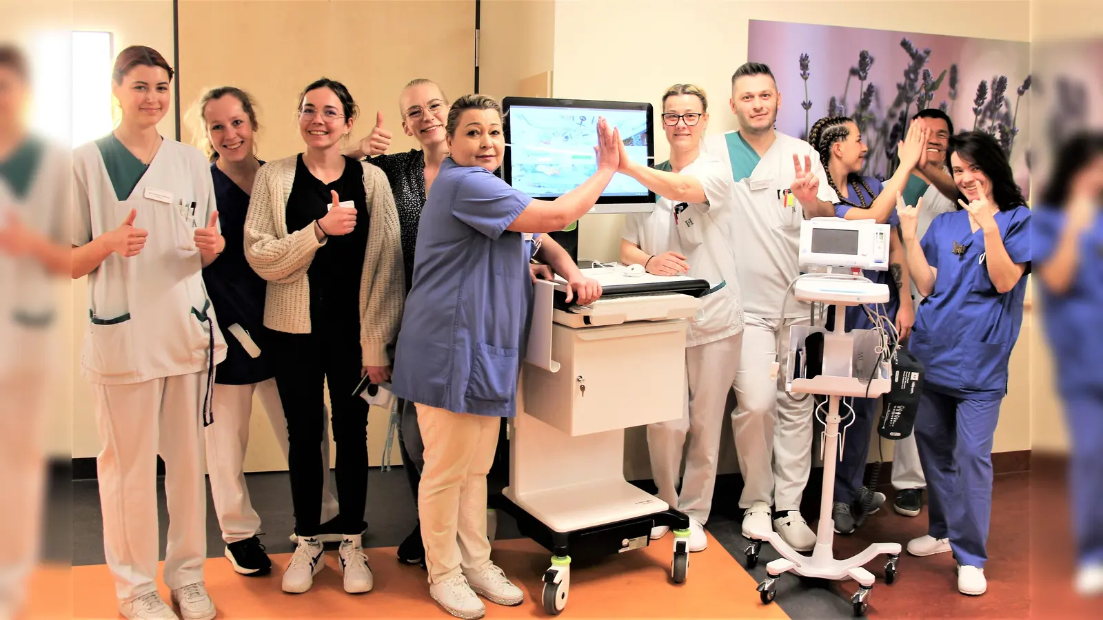 Das Team auf Station A3-03 am Helios Amper-Klinikum Dachau freut sich über die digitalen Visitenwägen. (Foto: Helios)