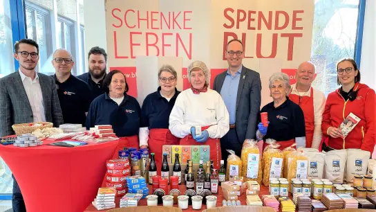 Dennis Behrendt (li) und Bernhard Seidenath, MdL (4. von re) besuchten das Blutspendeteam. (Foto: BRK Dachau)