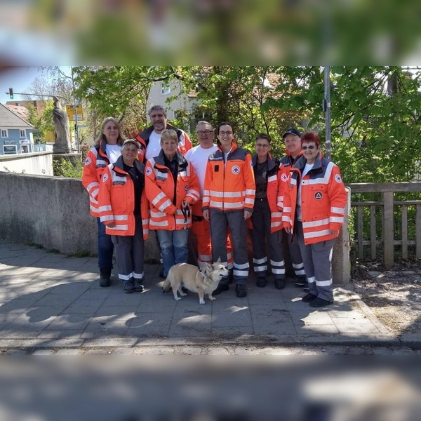 Angelika Gumowski (Zweite von links, vorne) mit Petra Holzner, Gudrun Boer, Marcus Thorenz, Angelika Gumowski, Kreisbereitschaftsleiter Reinhard Weber, Corinna Mauermayer, Carolin Mändl, Enrico Hering, Renate Hirtreiter und Hund Luna. (Foto: BRK)