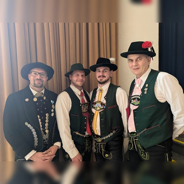 Die Dachauer Trachtler Markus Erhorn (links) und Thomas Hupfauer (rechts) mit Philip Maurer und Fabian Graser. (Foto: Isargau)