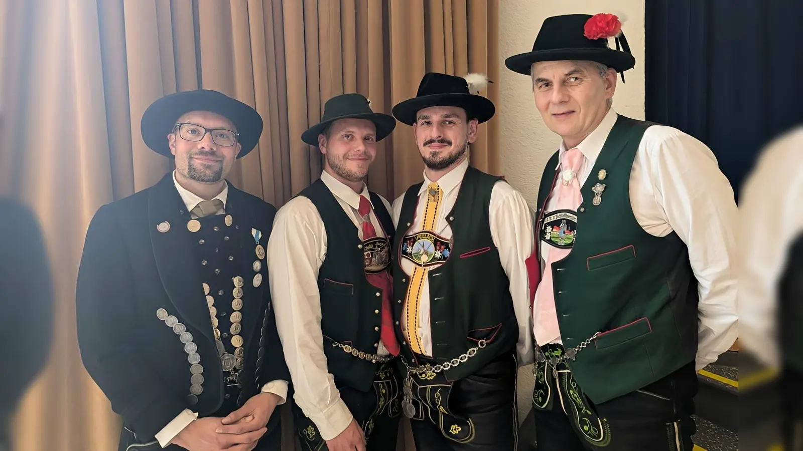 Die Dachauer Trachtler Markus Erhorn (links) und Thomas Hupfauer (rechts) mit Philip Maurer und Fabian Graser. (Foto: Isargau)