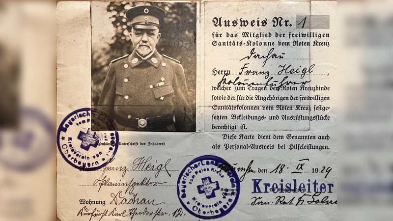 Der Mitgliedsausweis mit der Nummer 1 gehört nun dem BRL-Museum. (Foto: BRK)