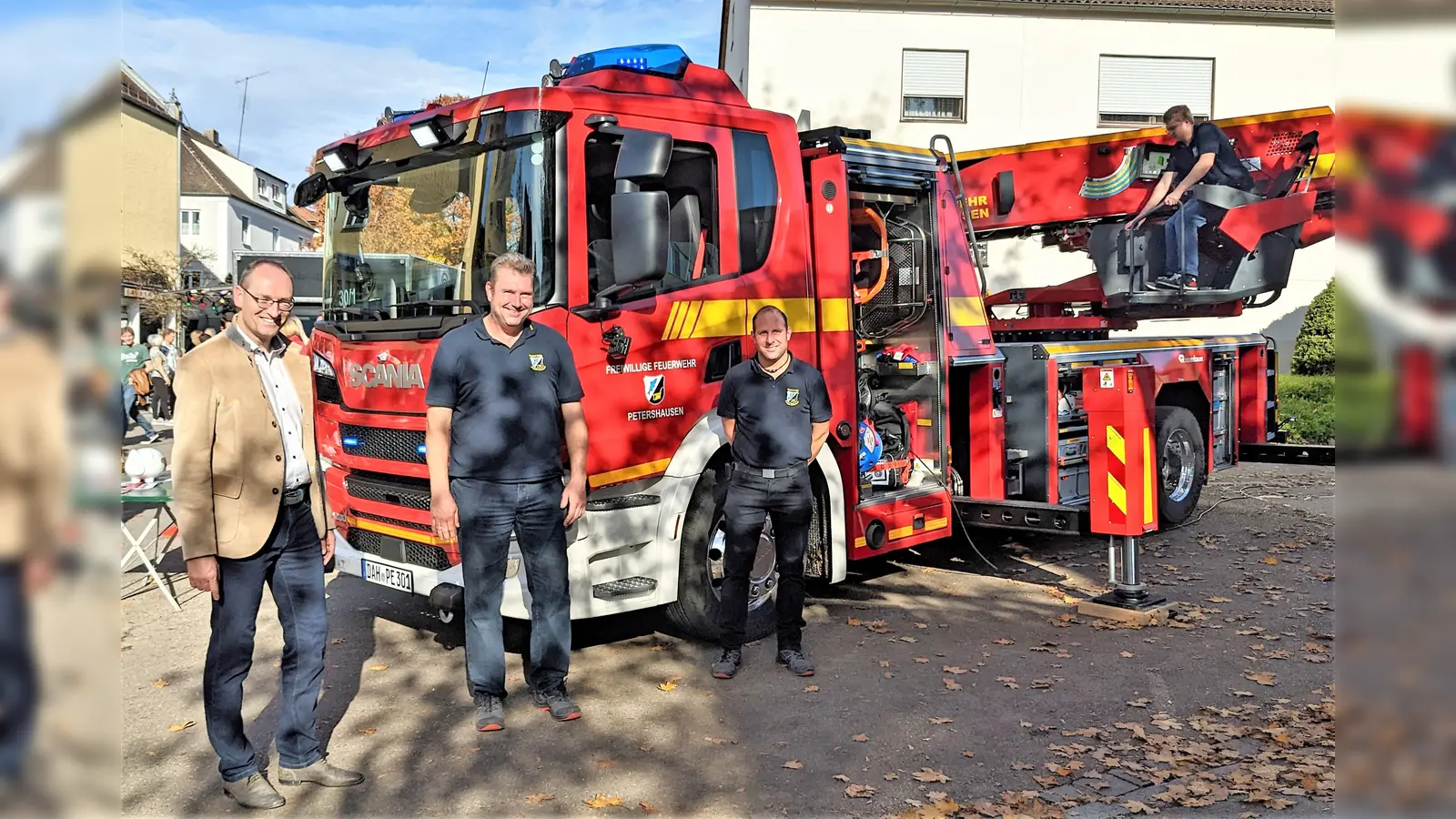 Bernhard Seidenath (li) informiert über höhere Fördermittel für Feuerwehren. (Foto: CSU)