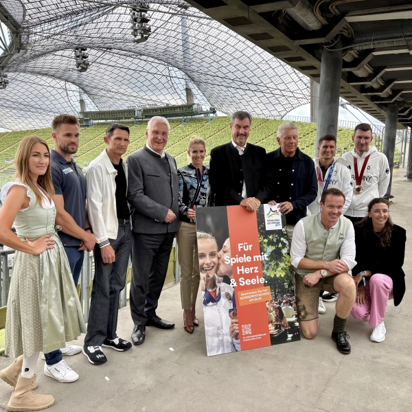 „Für Spiele mit Herz” werben Politiker und Sportler (hinten von links): Denise Schindler, Lukas Dauser, Michael Teuber, Sportminister Joachim Hermann, Jessica von Bredow-Werndl, Ministerpräsident Markus Söder, OB Dieter Reiter, Matthias Schindler, Tobias Schneider sowie (vorn v.l.) Felix Loch und Christina Hering. (Foto: Ulrike Seiffert)