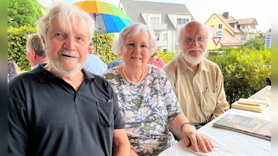 Drei Jubilare und aktive Heimatforscher (von li) Helmut Größ, Inge Bortenschlager und Dr. Walter Kick. (Foto: LA Dachau / Dr. Birgitta Unger-Richter)