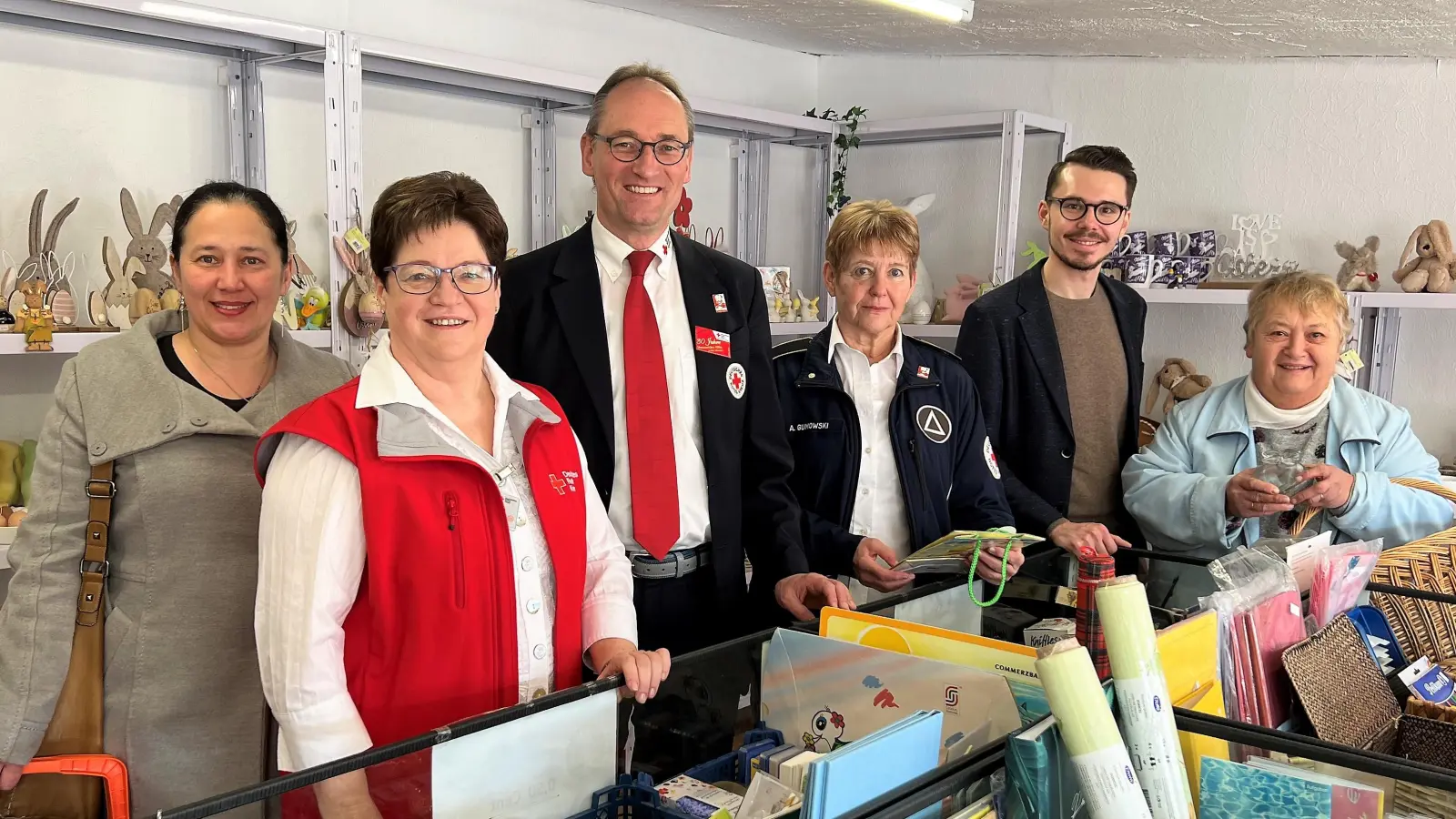  Dilya Nasriddinova, Brigitte Solleder, Bernhard Seidenath, Angelika Gumowski, Dennis Behrendt und Brigitta Dinklage (von li) bei der Eröffnung des neuen Schnäppchenmarktes. (Foto: BRK Dachau)