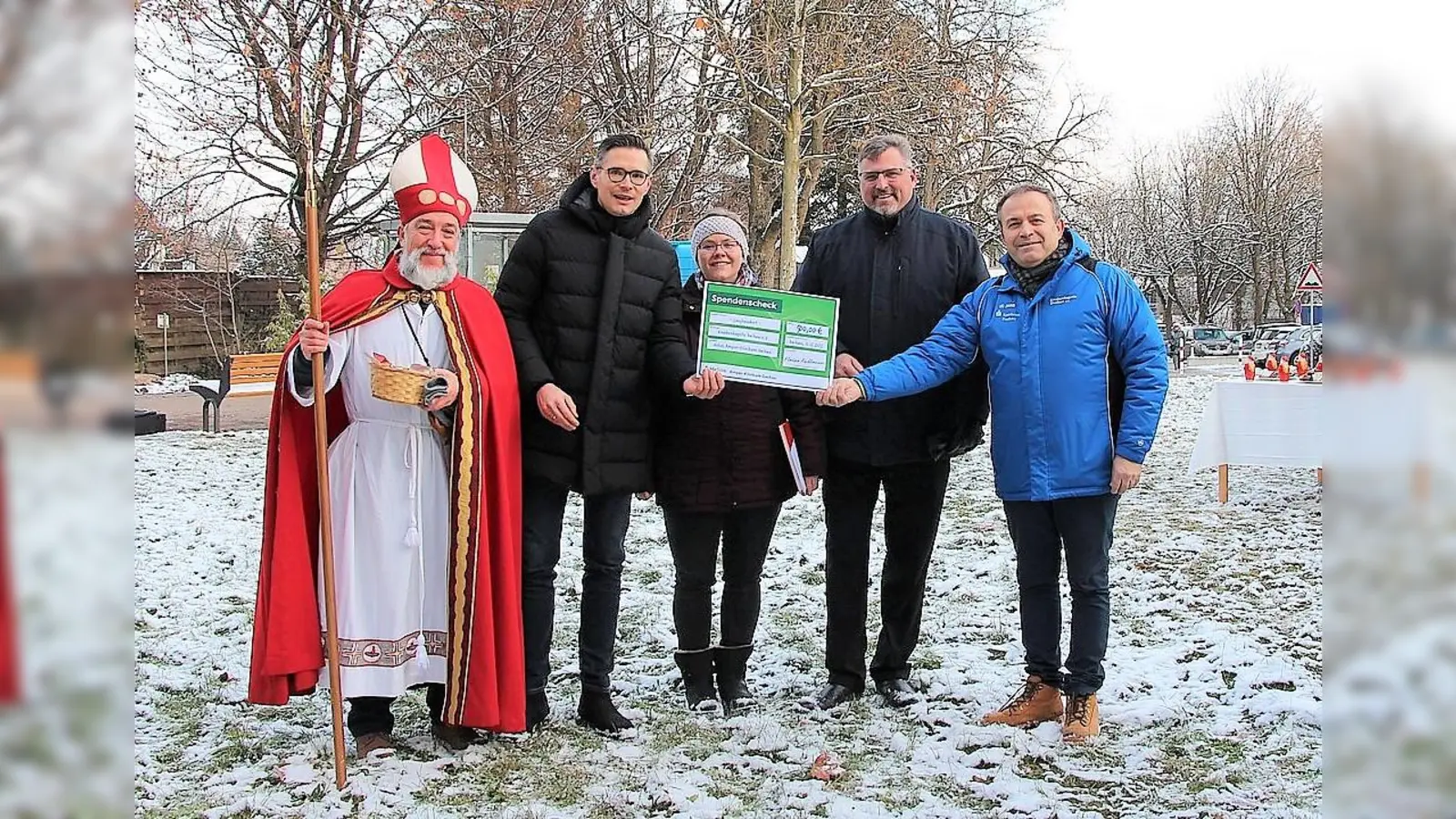 Adventskonzert mit (von li) Teilzeit-Nikolaus Markus Grimm, Florian Aschbrenner, Pfarrerin Lisa Bühler, Landrat Stefan Löwl und Eduard Civeja.  (Foto: Helios)