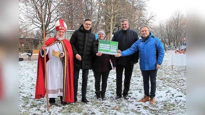 Adventskonzert mit (von li) Teilzeit-Nikolaus Markus Grimm, Florian Aschbrenner, Pfarrerin Lisa Bühler, Landrat Stefan Löwl und Eduard Civeja.  (Foto: Helios)