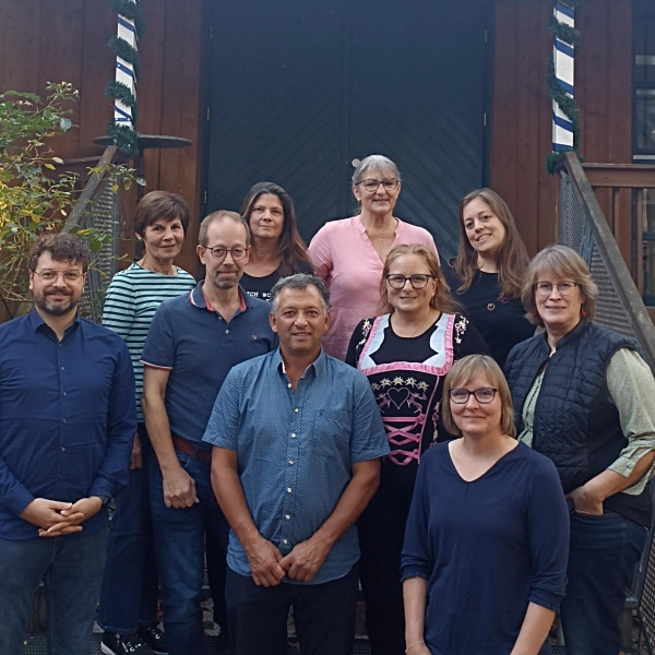 Marcel Pfister, Marlene Traunfelder, Bernhard Fest, Ingrid Moosreiner, Franz Graßl, Hermine Eichner, Katja Graßl, Sophie Rudolph, Jana Huber und Ute Mowitz-Rudolph leiten die Geschicke des Schützenvereins. (Foto:  Schützenverein Almenrausch und Edelweiß Pellheim)