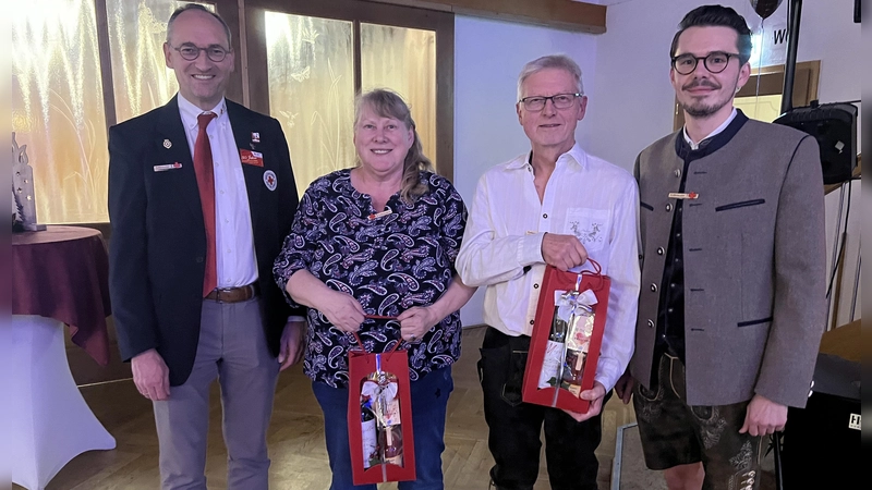 Verabschiedung von Monika Zauner und Franz Rötzer durch Bernhard Seidenath (l.) und Dennis Behrendt (r.).  (Foto: BRK-Kreisverband Dachau)