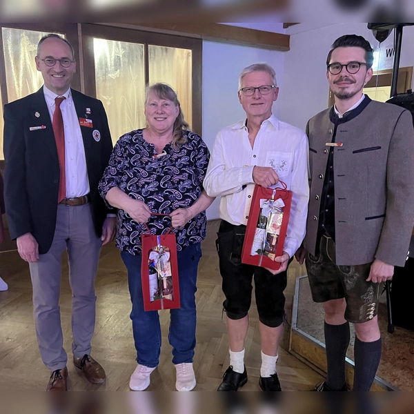 Verabschiedung von Monika Zauner und Franz Rötzer durch Bernhard Seidenath (l.) und Dennis Behrendt (r.).  (Foto: BRK-Kreisverband Dachau)