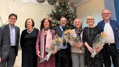 AWO Weihnachtsfeier mit (von li) OB Hartmann, Renate Kiermair, Marianne Klaffki, Alfred Stelzer, Traude Wolf, Christine und Peter Gossner. (Foto: AWO Dachau)