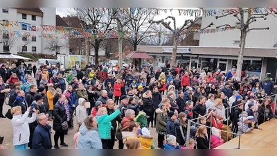 Am Faschingsdienstag treiben es die Karlsfelder auf dem Marktplatz bunt. (Foto: JJ)