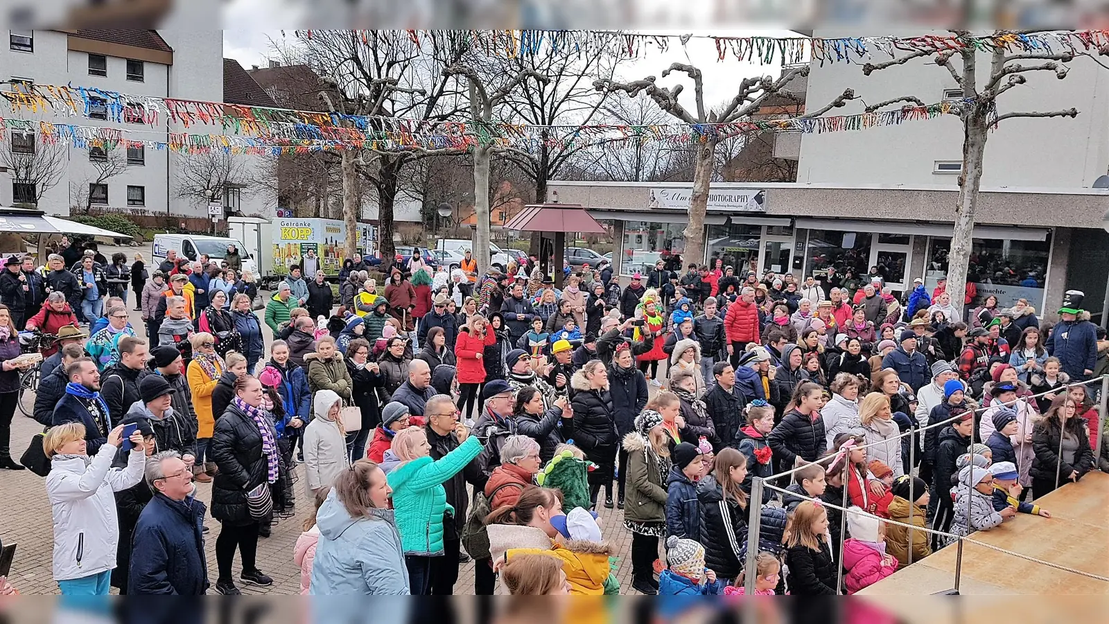 Am Faschingsdienstag treiben es die Karlsfelder auf dem Marktplatz bunt. (Foto: JJ)