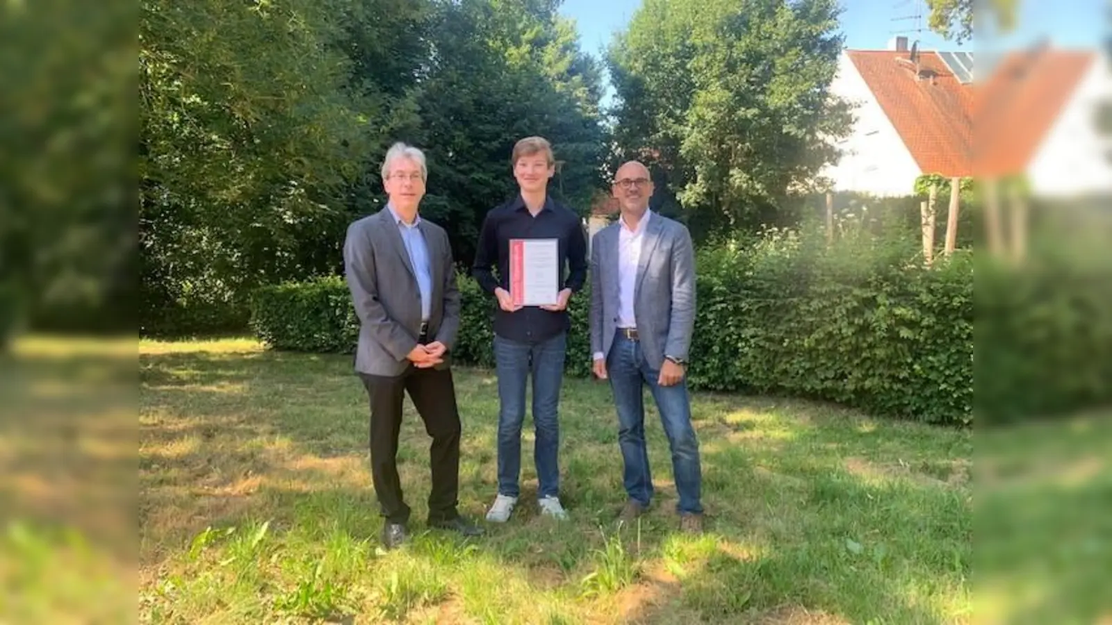 Tobias Draxler (li) und Roland Salvermoser (re) freuen sich mit Luca Dobmeier. (Foto: Sparkasse Dachau)