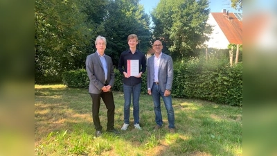 Tobias Draxler (li) und Roland Salvermoser (re) freuen sich mit Luca Dobmeier. (Foto: Sparkasse Dachau)