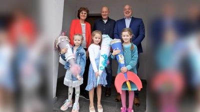 Die Gewinnerinnen Filomena Maiwald, Felizitas Schaller, Frieda Hackmann (von li), hinten Schirmherr Martin Lehn (Mitte) und Renate Rösch mit Jürgen Schleich (ÜB). (Foto: ÜB Dachau)