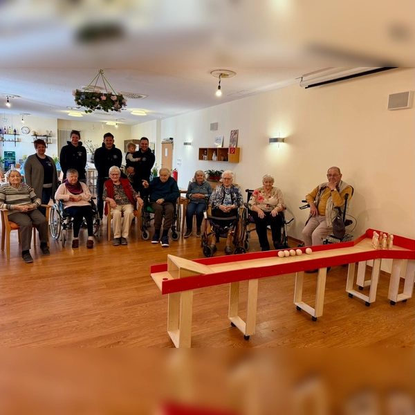 Die Bewohnerinnen und Bewohner freuen sich über Ihre neue Kegelbahn.  (Foto: Kursana)