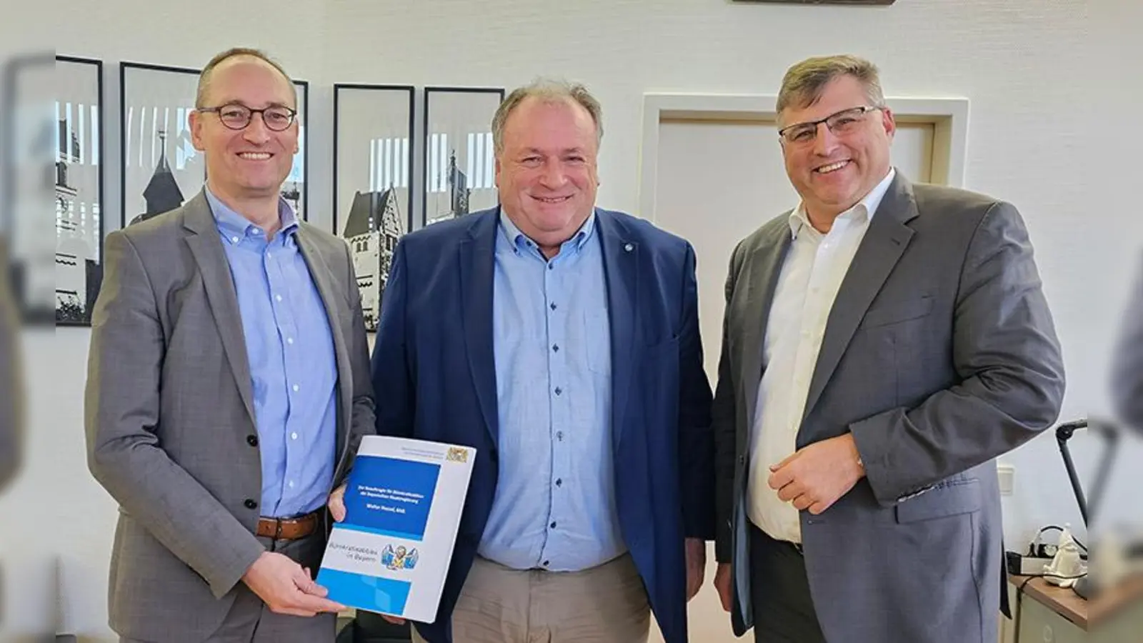 Landtagsabgeordneter Bernhard Seidenath (links) und Landrat Stefan Löwl (rechts) zu Besuch beim Beauftragten für Bürokratieabbau, Walter Nussel.  (Foto: Melanie Bamberg-Siegert)