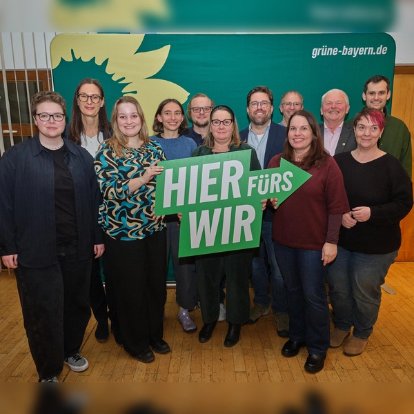 Kay Kollroß, Angelica Bergmann, Leonie Süß, Emma Stremplat, Bezirksvorsitzender Marius Schlosser (leitete die Wahl), Karin Beittel, Dr. Martin Modlinger, Damian Knöpfle, Simone Duling, Arthur Stein, Nicole Steng, Alexander Heisler (v. l.) (Foto: Bündnis 90/Die Grünen)