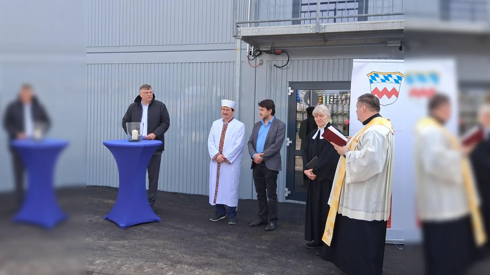 Landrat Stefan Löwl (l.) dankte bei der feierlichen Eröffnung der Unterkunft auch den ehrenamtlichen Helfern. (Foto: red)