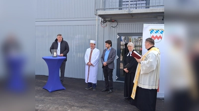Landrat Stefan Löwl (l.) dankte bei der feierlichen Eröffnung der Unterkunft auch den ehrenamtlichen Helfern. (Foto: red)