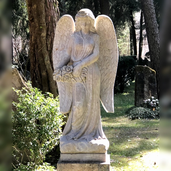 An Allerheiligen wird der verstorbenen Heiligen aber auch an alle anderen Verstorbenen gedacht. Aus diesem Grund werden die Gräber an diesem Tag gesegnet. (Foto: hw)