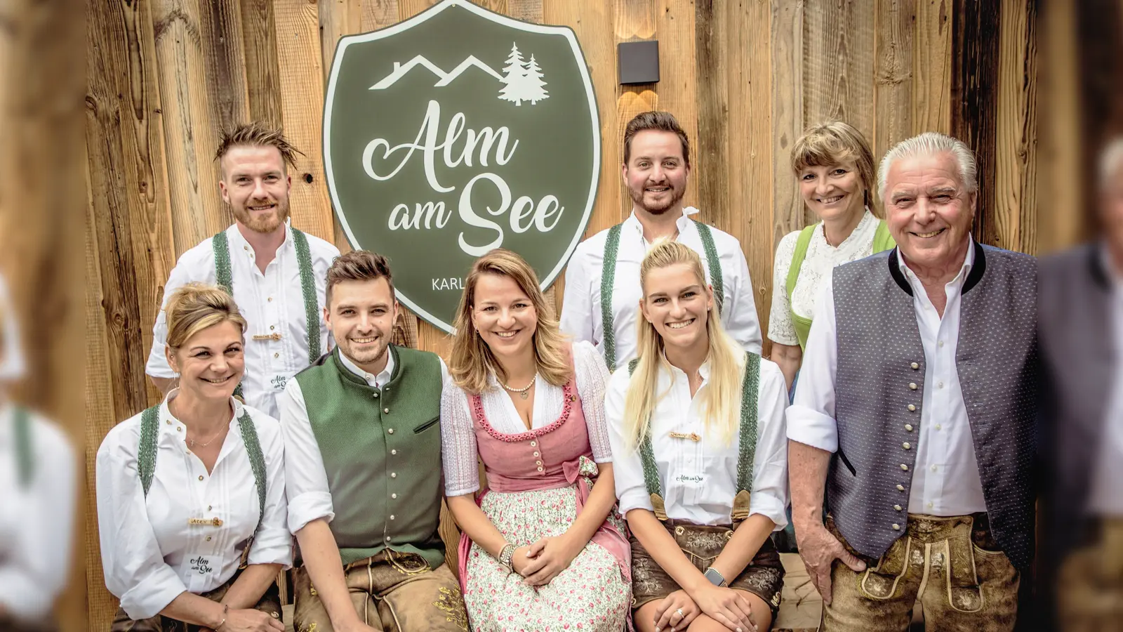 Team Biergarten und Alm, mit Chefin Julia Baehr (mitte), Marc Peters (li) und Mama Manuela mit Ehemann Peter Brandl (re). (Foto: Alm am See)