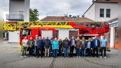 13 Führungskräfte waren der Einladung von Bürgermeister Stefan Kolbe und Kommandant Michael Peschke gefolgt. (Foto: FF Dachau)