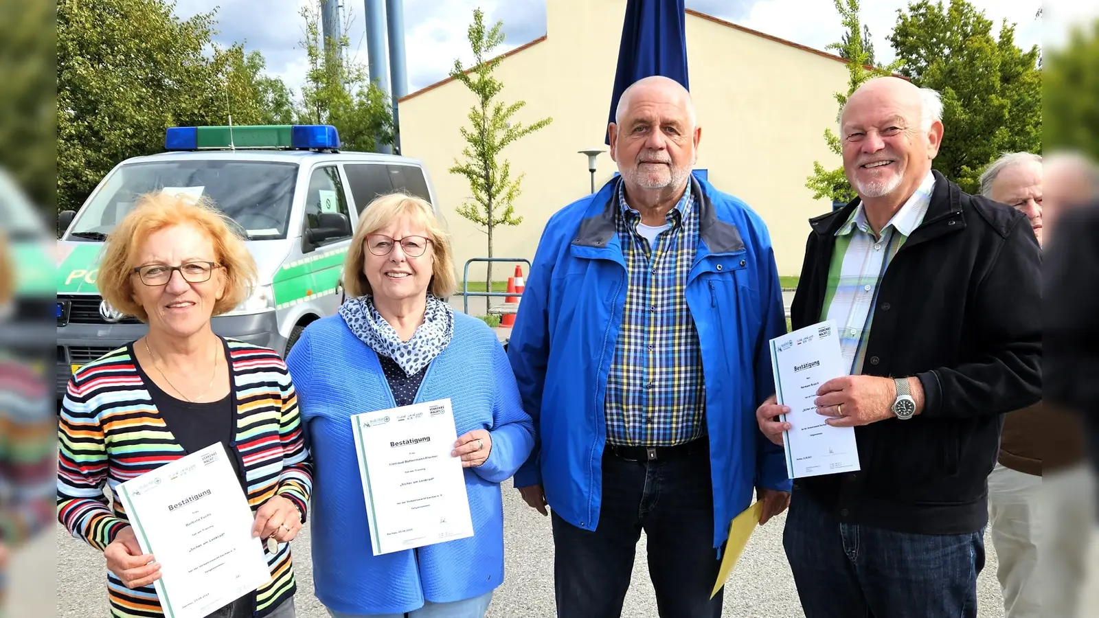 Barbara Fuchs (LKSB), Immi Battermann-Fischer (LKSB), Manfred Stelzer (GF Kreisverkehrswacht) und Hermann Krusch (LKSB) bei der Nachbesprechung des Fahrsicherheitstrainings (von li), (Foto: Hermann Krusch)