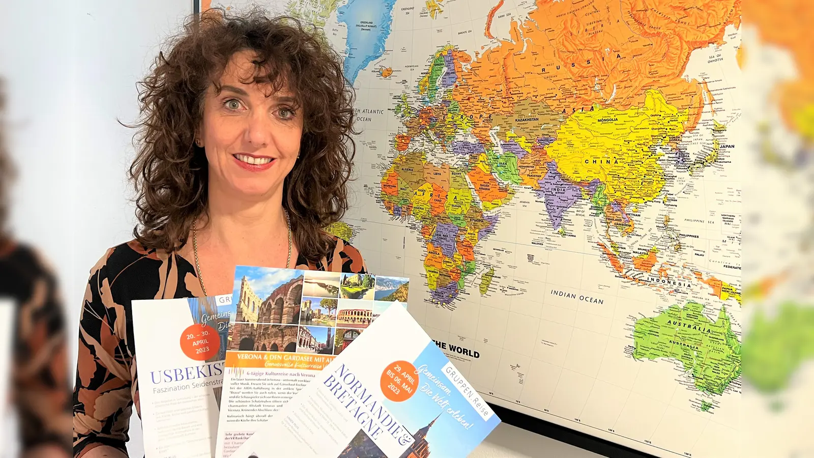 VR Reiseorganisatorin Michaela Steiner freut sich auf viele Besucher am VR-Reise-Infotag (Foto: VR Bank Dachau)