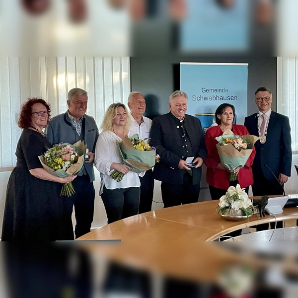 Die Geehrten mit ihren Ehefrauen: Sabine und Hans Sturm, Vlasta und Anton Kornprobst, Albert und Ingrid Rosa Winkler sowie Bürgermeister Wolfgang Hörl (v. l.). (Foto: Gemeinde Schwabhausen)
