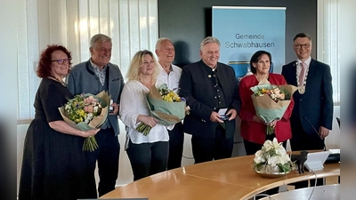 Die Geehrten mit ihren Ehefrauen: Sabine und Hans Sturm, Vlasta und Anton Kornprobst, Albert und Ingrid Rosa Winkler sowie Bürgermeister Wolfgang Hörl (v. l.). (Foto: Gemeinde Schwabhausen)