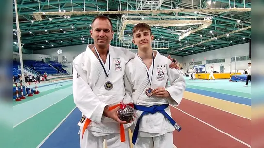Marvin und Peter Kranz waren erfolgreich beim Generationenturier in Halle. (Foto: SV Günding e.V.)