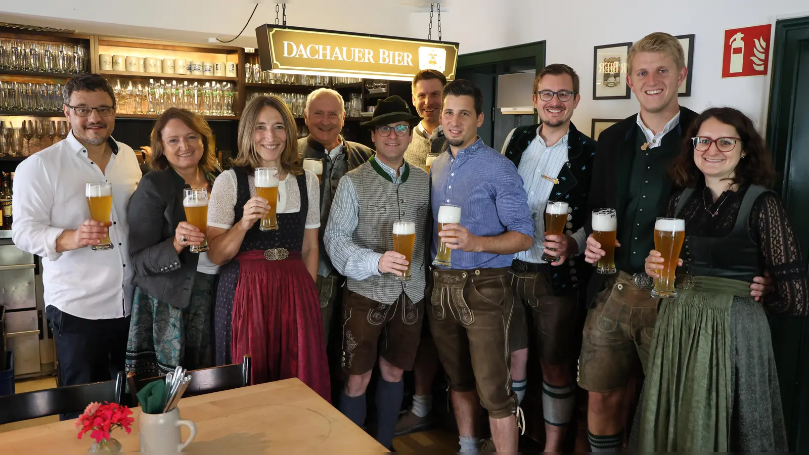 Das bier schmeckt (von links): Tobias Schneider, Claudia Fahrenschon, Andrea Dvorak-Löffler, Christian Fahrenschon, Florian Hartmann, Daniel Gall, Andreas Eberl, Matthias Bachhuber, Patrick Klotzsch, Anna-Maria Fahrenschon. (Foto: amperbräu)