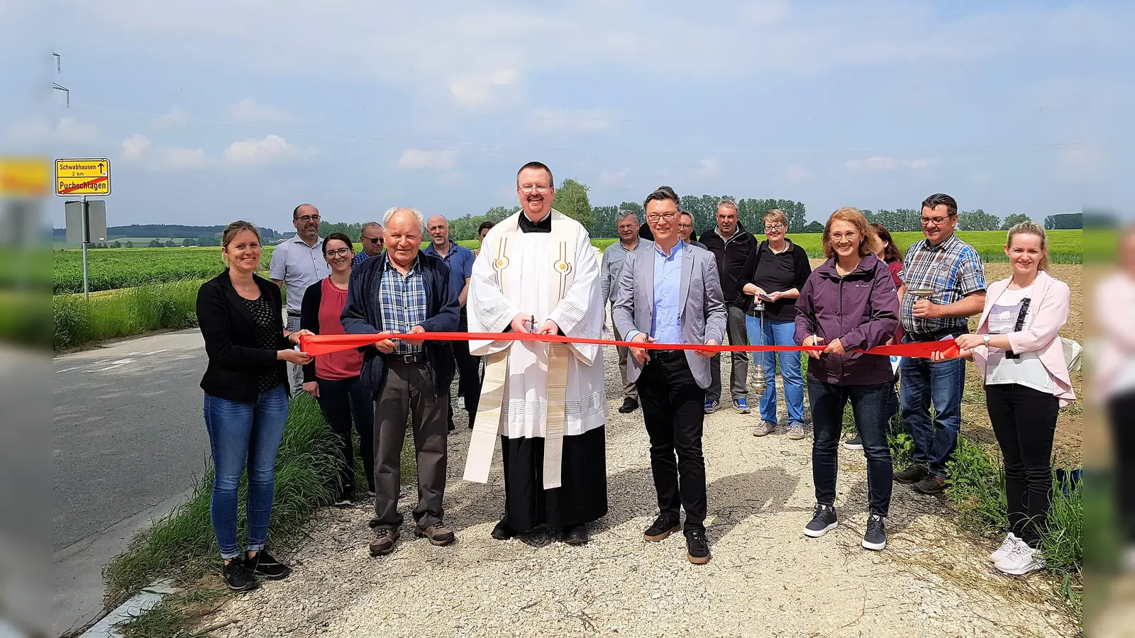 Bürgermeister Wolfgang Hörl und Pfarrer Albert Hack geben den neuen Geh- und Radweg frei. (Foto: Gemeinde Schwabhausen)
