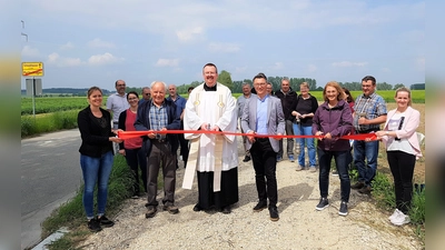 Bürgermeister Wolfgang Hörl und Pfarrer Albert Hack geben den neuen Geh- und Radweg frei. (Foto: Gemeinde Schwabhausen)