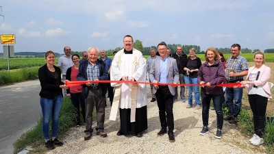 Bürgermeister Wolfgang Hörl und Pfarrer Albert Hack geben den neuen Geh- und Radweg frei. (Foto: Gemeinde Schwabhausen)
