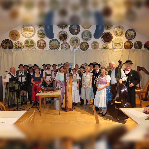 Die teilnehmenden Musikgruppen mit Sprecher Robert Wagner und Ampertaler-Vorstandsmitgliedern. (Foto: D'Ampertaler Dachau )