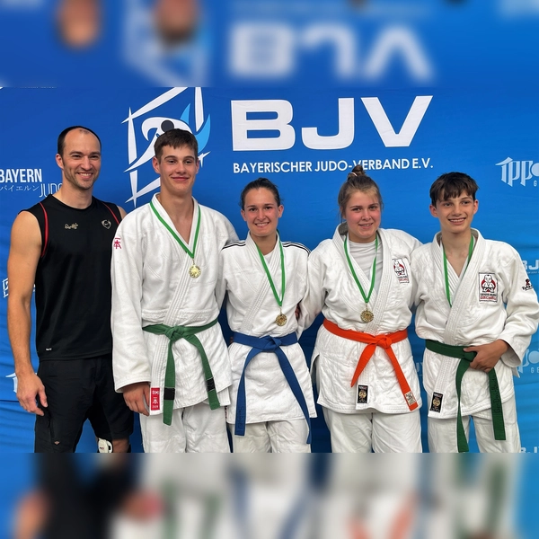 Die erfolgreichen Judokas aus Günding (von li) Lars Wegner, Trainer GenDai-Budo / SV Günding e.V. mit Lovis Deuble, Sonja Zimmerer, Sandra Reiber und Kevin Pemler. (Foto: SV Günding e.V.)