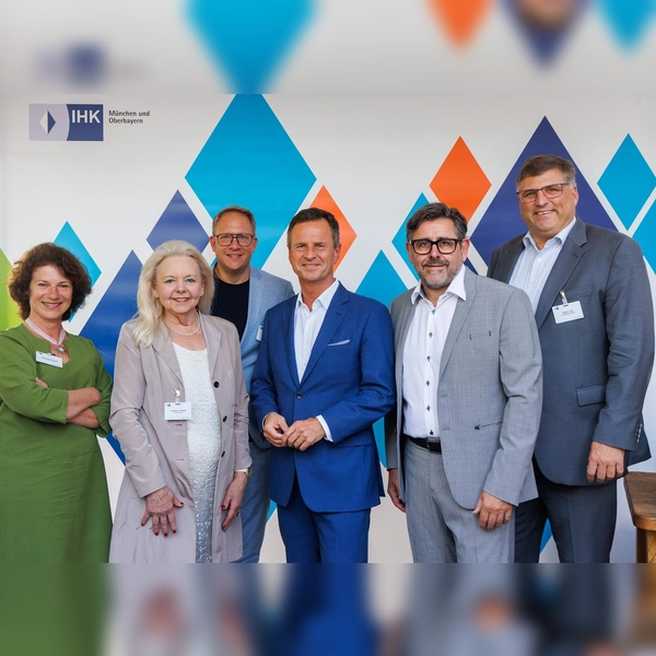 Sommerempfang des IHK-Regionalausschusses Dachau (von links): Notburga Kreppold (stellv. Vorsitzende des IHK-Regionalausschusses), Christine Unzeitig (stellv. Vorsitzende des IHK-Regionalausschusses), Stefan Fichtl (stellv. Vorsitzender des IHK-Regionalausschusses), IHK-Hauptgeschäftsführer Manfred Gößl, Werner Mooseder (Vorsitzender des IHK-Regionalausschusses) und Landrat Stefan Löwl.  (Foto: IHK München/Schulz)