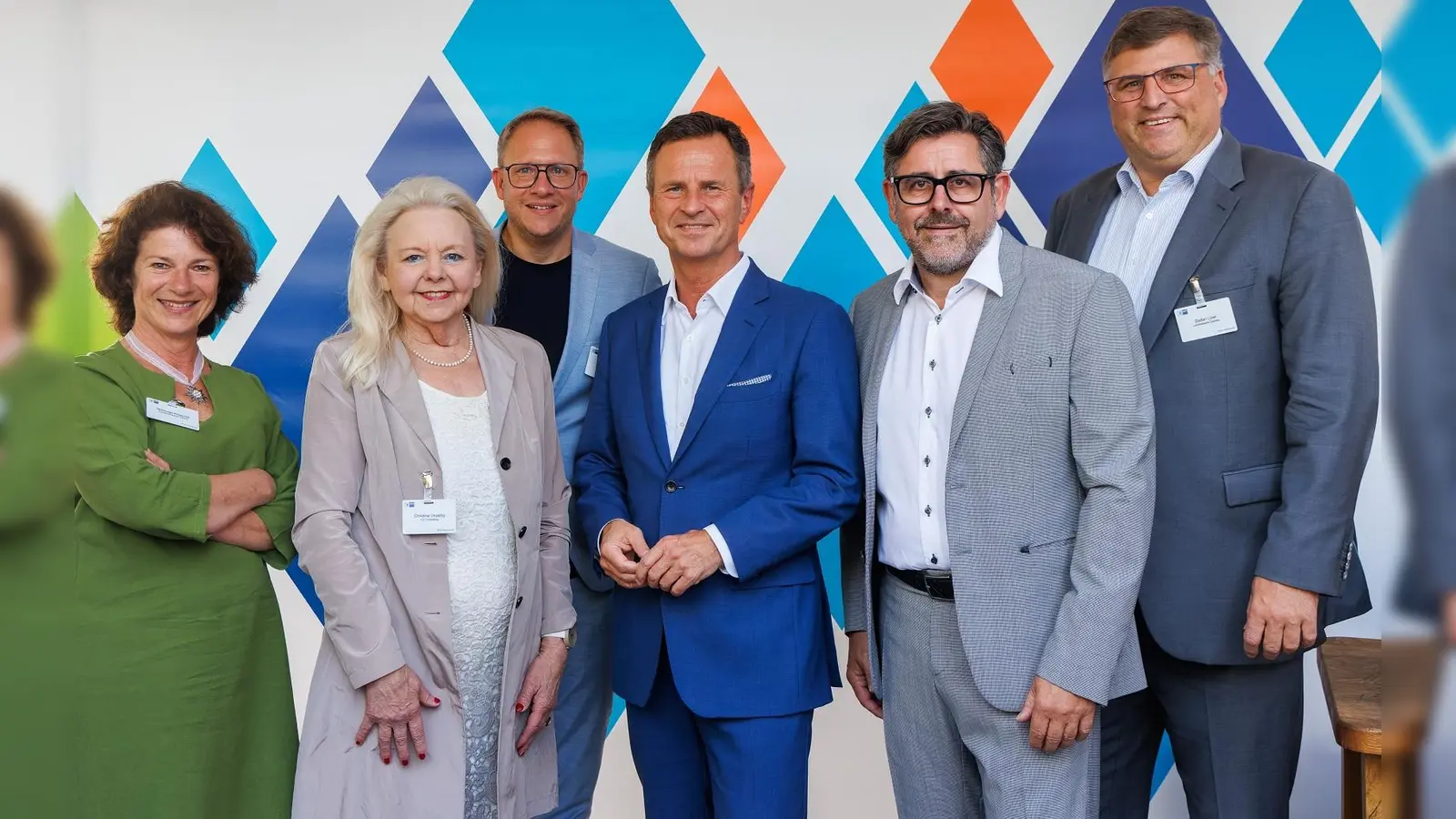 Sommerempfang des IHK-Regionalausschusses Dachau (von links): Notburga Kreppold (stellv. Vorsitzende des IHK-Regionalausschusses), Christine Unzeitig (stellv. Vorsitzende des IHK-Regionalausschusses), Stefan Fichtl (stellv. Vorsitzender des IHK-Regionalausschusses), IHK-Hauptgeschäftsführer Manfred Gößl, Werner Mooseder (Vorsitzender des IHK-Regionalausschusses) und Landrat Stefan Löwl.  (Foto: IHK München/Schulz)